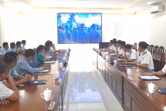 Đại biểu tham gia Hội nghị xem phim báo cáo kết quả hoạt động phối hợp tuyên truyền biển đảo của Lữ đoàn 167 Hải quân.
