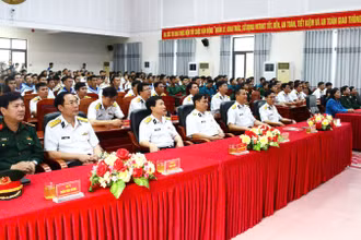 Đại biểu tham dự khai mạc triển lãm.