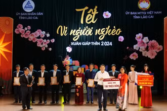 Các doanh nghiệp và nhà hảo tâm đóng góp tiền và quà ủng hộ người nghèo vui Tết Giáp Thìn 2024.