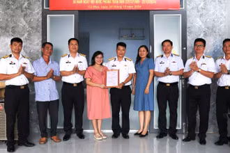Vùng 5 Hải quân và lãnh đạo địa phương chứng kiến lễ bàn giao “Nhà đồng đội” cho gia đình Thượng úy quân nhân chuyên nghiệp Đoàn Xuân Cường.