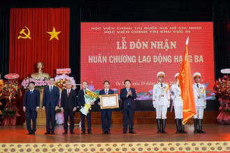 Trao Huân chương Lao động hạng Ba cho tập thể Học viện Chính trị khu vực 3 