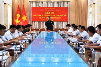 Đoàn công tác phổ biến nội dung kiểm tra chất lượng vũ khí, trang bị sẵn sàng chiến đấu tại Vùng 5 Hải quân.