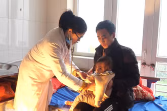 Đội ngũ y, bác sĩ tích cực phòng, chống rét cho người già, trẻ nhỏ.