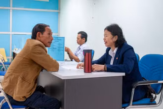 Đại diện doanh nghiệp phỏng vấn trực tiếp và tư vấn cho người lao động. 