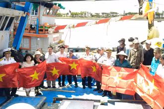 Lữ đoàn 171, Vùng 2 Hải quân và các cơ quan phối hợp phát tờ rơi, tặng cờ Tổ quốc cho ngư dân trên địa bàn xã Lộc An, huyện Đất Đỏ, tỉnh Bà Rịa-Vũng Tàu.