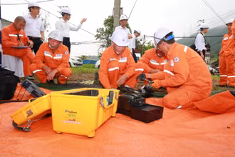 Nhân viên Điện lực Lào Cai tham gia xử lý các tình huống trên lưới điện ngày 9/4 tại Bát Xát.
