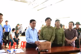 Đồng chí Trần Cẩm Tú, Ủy viên Bộ Chính trị, Chủ nhiệm Ủy ban Kiểm tra Trung ương thăm và tặng quà bà con thôn Làng Nủ, huyện Bảo Yên, Lào Cai, sáng 12/9.