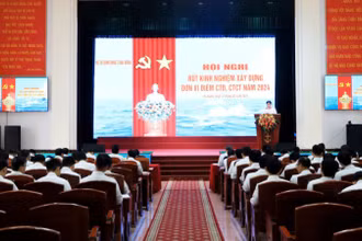 Quang cảnh hội nghị rút kinh nghiệm xây dựng đơn vị điểm toàn diện công tác đảng, công tác chính trị.