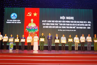 Đồng chí Lê Trung Chinh, Chủ tịch UBND TP Đà Nẵng trao bằng khen tặng các tập thể, cá nhân có thành tích xuất sắc trong xây dựng, quản lý và bảo vệ chủ quyền lãnh thổ, an ninh biên giới quốc gia.