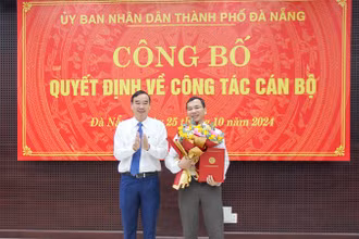 Chủ tịch Ủy ban nhân dân thành phố Đà Nẵng trao quyết định và tặng hoa chúc mừng tân Giám đốc sở Nội vụ kiêm Chủ tịch Ủy ban nhân dân huyện Hoàng Sa.