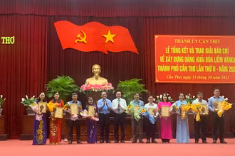 Ban tổ chức trao giải B cho các tác giả đạt giải.