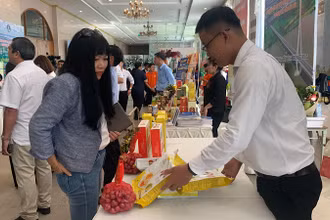 Doanh nghiệp giới thiệu sản phẩm nông nghiệp tại hội nghị.