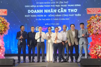 Lãnh đạo Thành ủy Cần Thơ chúc mừng các doanh nhân.