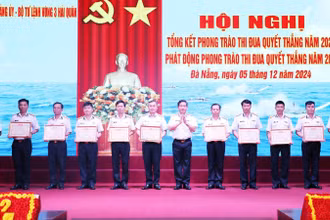 Trao Bằng khen của Bộ Quốc phòng, Quân chủng Hải quân tặng các tập thể, cá nhân Vùng 3 Hải quân có thành tích xuất sắc trong thực hiện các nhiệm vụ năm 2024.