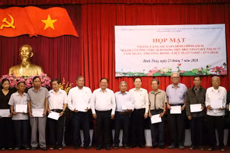Lãnh đạo Thành ủy Cần Thơ tặng quà cho các gia đình chính sách ở quận Bình Thủy.
