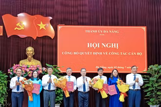 Lãnh đạo thành phố Đà Nẵng tặng hoa chúc mừng các đồng chí vừa được điều động, phân công, bổ nhiệm. 
