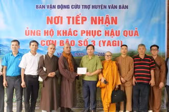 Đại diện đoàn thiện nguyện trao quà cho cho Đại diện lãnh đạo huyện Văn Bàn chiều 20/9.