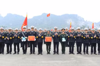 Phó Đô đốc Trần Thanh Nghiêm tặng quà động viên các khối Hải quân tham gia diễu binh, diễu hành Kỷ niệm 50 năm Giải phóng miền nam thống nhất đất nước.