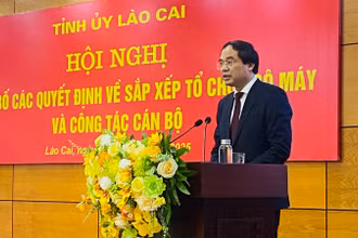 Đồng chí Trịnh Xuân Trường, Bí thư Tỉnh ủy, Chủ tịch UBND tỉnh Lào Cai dự và chỉ đạo hội nghị.
