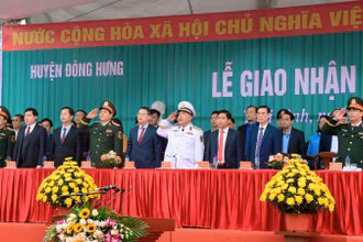 Các đại biểu dự Lễ giao nhận quân tại huyện Đông Hưng, tỉnh Thái Bình.