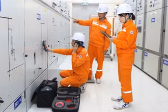 Công nhân Xí nghiệp lưới điện cao thế đang đo phóng điện cục bộ tại TBA 110kV Lào Cai.