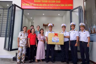 Lãnh đạo, chỉ huy Lữ đoàn 167 hải quân trao quà cho gia đình Thiếu tá Trịnh Văn Đường nhân lễ khánh thành và bàn giao Nhà đồng đội.
