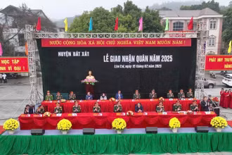 Toàn cảnh lễ giao quân sáng 15/2 tại huyện Bát Xát (Lào Cai).