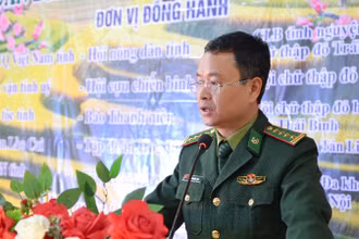 Đại tá Trần Quang Tùng, Chính ủy Bộ đội Biên phòng tỉnh Lào Cai phát biểu tại Chương trình.