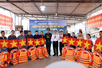 Thủ trưởng Vùng 3 tặng phao cứu sinh và áo phao cho ngư dân và đại diện Nghiệp đoàn nghề cá 2 xã Tam Giang và Tam Quang.