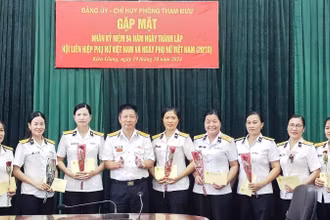 Chỉ huy Phòng Tham mưu Vùng 5 Hải quân tặng hoa và quà cho cán bộ, hội viên phụ nữ đơn vị.