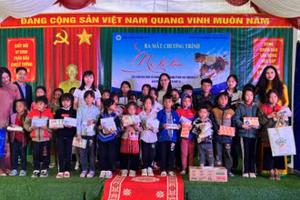 Các cháu học sinh có hoàn cảnh khó khăn được nhận "đỡ đầu" đợt này.