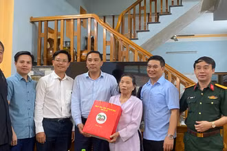 Đoàn công tác thăm và tặng quà cho cụ bà Nguyễn Thị Vân tại Tổ dân phố 6B, thị trấn Phố Ràng, huyện Bảo Yên (Lào Cai).