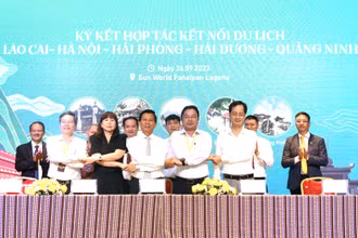 Ký kết hợp tác du lịch Lào Cai, Hà Nội, Hải Dương, Hải Phòng và Quảng Ninh. (Ảnh: QUỐC HỒNG)