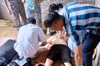 Nhân viên y tế và lực lượng chức năng sơ cứu nạn nhân bị điện giật tại nhà nhưng không qua khỏi. (Ảnh: XB)