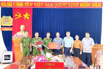 Trao thưởng đột xuất cho Công an huyện Bảo Thắng đã truy bắt nhanh đối tượng cướp tiệm vàng, bảo đảm an toàn tuyệt đối. (Ảnh: THU HƯƠNG)