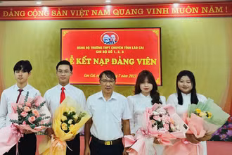 Phó Trưởng Ban Tổ chức Tỉnh ủy Lào Cai Ngô Hữu Quý tặng hoa chúc mừng các đảng viên mới được kết nạp. (Ảnh: TL)