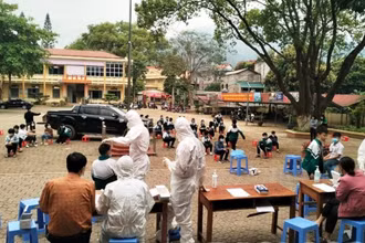 Lấy mẫu xét nghiệm ca nhiễm Covid-19 ở Trường THCS thị trấn Khánh Yên, huyện Văn Bàn, tỉnh Lào Cai. (Ảnh: TL)
