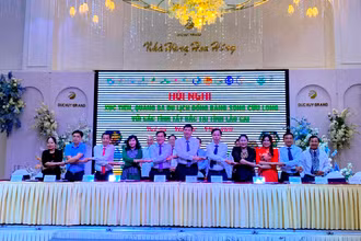 Ký kết hợp tác du lịch các tỉnh, thành phố vùng đồng bằng sông Cửu Long với các tỉnh vùng Tây Bắc, tại Lào Cai. (Ảnh: QUỐC HỒNG)