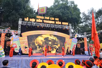 Khai hội Đền Thượng tưởng nhớ Quốc công Tiết chế Hưng Đạo Đại Vương Trần Quốc Tuấn, ở thành phố Lào Cai. (Ảnh: QUỐC HỒNG)