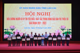Trao tặng Bằng khen cho người có uy tín tiêu biểu tỉnh Lào Cai giai đoạn 2021-2023.