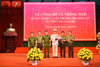 Ban giám đốc Công an tỉnh Lào Cai chúc mừng Đại tá Cao Minh Huyền được bổ nhiệm giữ chức Giám đốc Công an tỉnh Lào Cai từ ngày 8/5/2023. (Ảnh: THANH TUẤN)