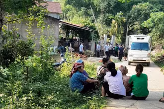 Chính quyền địa phương thăm hỏi, hỗ trợ gia đình nạn nhân bị đuối nước. (Ảnh: T.L)