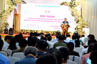 Hơn 80 doanh nghiệp Trung Quốc và 146 doanh nghiệp Việt Nam tham dự Hội nghị xúc tiến xuất-nhập khẩu nông, lâm, thủy sản tại thành phố Lào Cai chiều 10/11. (Ảnh: QUỐC HỒNG)