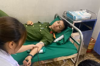 Đại úy Đinh Công Chiến, công an xã Lương Sơn (Lào Cai) tự nguyện hiến máu kịp thời cứu sống bệnh nhân đang cấp cứu tại Bệnh viện đa khoa Bảo Yên. (Ảnh: QUỲNH TRANG)