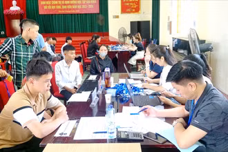 Thí sinh làm thủ tục nhập học tại Trường Cao đẳng Lào Cai ngày 22/8. ( Ảnh: TRỌNG BẢO)