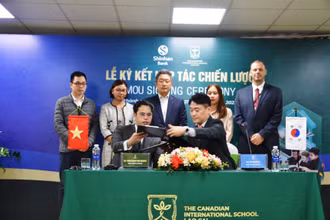 Ký kết hợp tác hỗ trợ ưu đãi học phí cho học sinh, ở Trường quốc tế Canada-Lào Cai. (Ảnh: QUỐC HỒNG) 