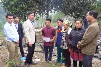 Lãnh đạo huyện Bảo Yên đến thăm hỏi và trao tiền hỗ trợ gia đình người bị nạn trong vụ cháy ở xã Bảo Hà, huyện Bảo Yên - Lào Cai. (Ảnh MINH HUYỀN)