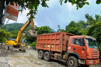 Công ty cổ phần đồng Tả Phời huy động tối đa phương tiện và nhân lực khắc phục hậu quả vỡ cống xả tràn hồ thải. (Ảnh: QUỐC HỒNG)