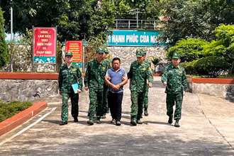 Bắt giữ đối tượng Sùng A Sì về hành vi lừa bán phụ nữ qua biên giới. (Ảnh: TRUNG DŨNG)