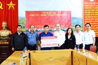 Agribank ủng hộ 500 triệu đồng giúp đồng bào xã Liên Minh, thị xã Sa Pa khắc phục hậu quả lũ ống, sớm ổn định đời sống và sản xuất. (Ảnh: QUỐC HỒNG)